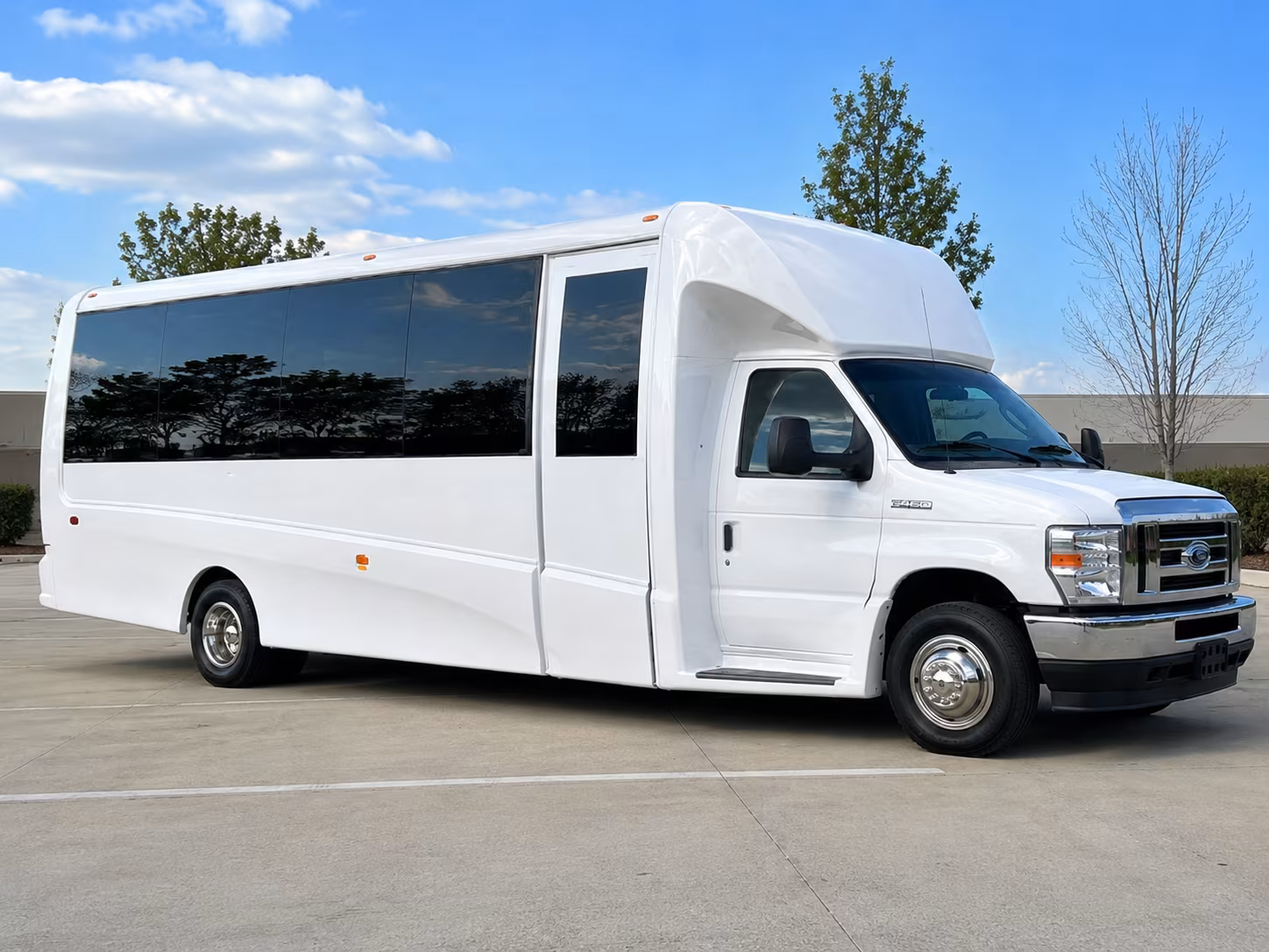 corporate airport transfer buses between sterling heights and dtw